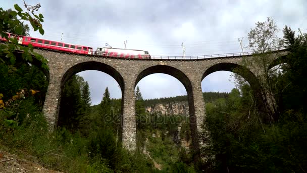 Το τρένο περνά μέσα από το περίφημο Landwasser viaduct στην Ελβετία. — Αρχείο Βίντεο