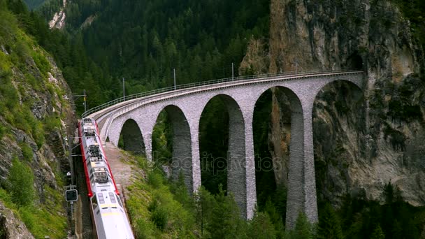 A vonat áthalad a híres Landwasser viadukt, Svájc. — Stock videók