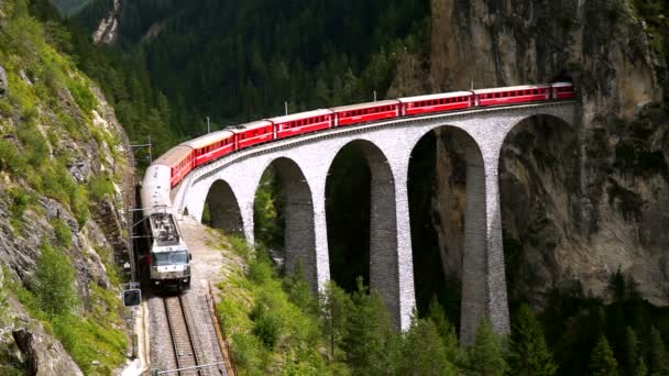 Tåget passerar genom berömda Landwasser viadukten i Schweiz. — Stockvideo