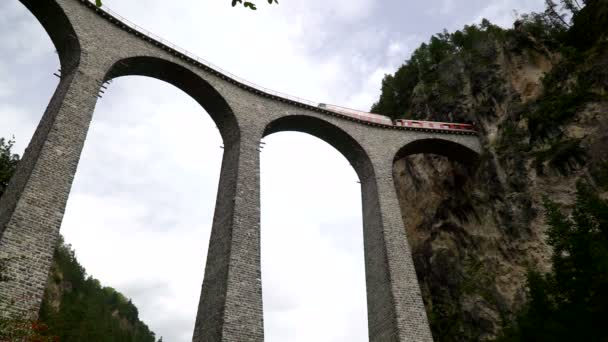 Tåget passerar berömda Landwasser viadukten i Schweiz. Underifrån. — Stockvideo