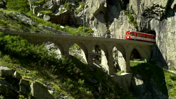Le train traverse le viaduc. Place près du pont Devils. Andermatt, Suisse . — Video