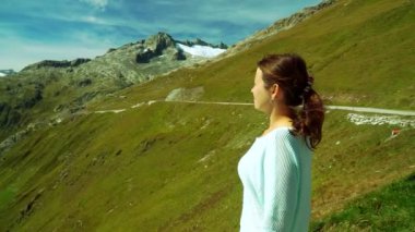 Sevimli kız Furka pass İsviçre Alpleri'nde panoramik görüntüsü izliyor.