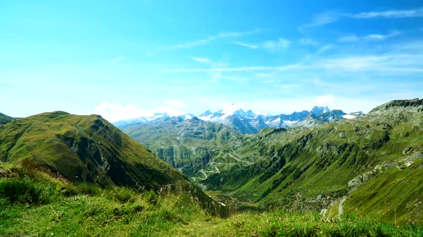 En vacker flicka träder platsen med en vacker utsikt och jublar vid Furka passet i schweiziska Alperna. — Stockvideo