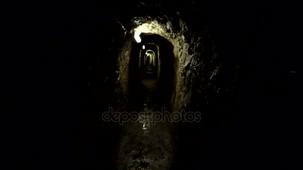 El túnel de montaña "Ursern hole" tiene unos 60 metros de largo cerca del puente Devils. Andermatt, Suiza . — Vídeo de stock