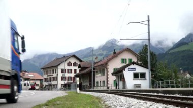 Albeuve, İsviçre - Eylül 6, 2017: Albeuve istasyonunda tren geldi. Küçük bir kasaba Gruyeres district, Friborg Canton, İsviçre.