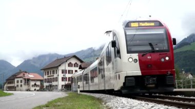 Albeuve, İsviçre - Eylül 6, 2017: Albeuve istasyonundan tren kalkar. Küçük bir kasaba Gruyeres district, Friborg Canton, İsviçre.
