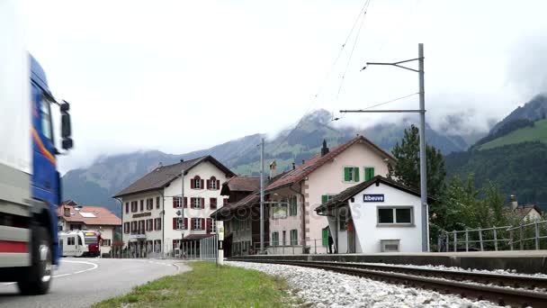 Albeuve, Schweiz - 6. September 2017: der Zug erreicht den Bahnhof von albeuve. es ist eine kleine stadt im kreis gruyeres, kanton friborg, schweiz. — Stockvideo