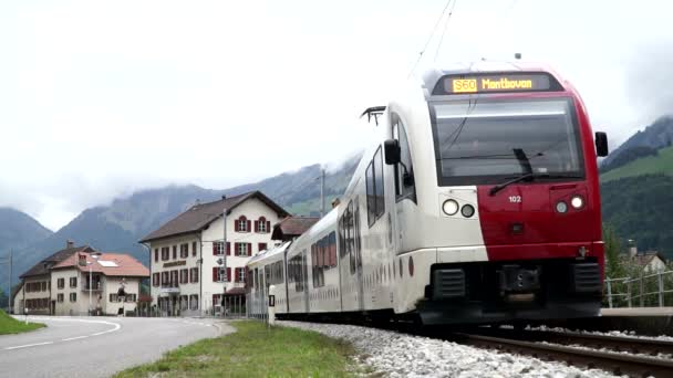 Albeuve, Szwajcaria - Sep 6, 2017: Pociąg odjeżdża ze stacji Albeuve. Jest to małe miasteczko Gruyères district, Kanton Friborg, Szwajcaria. — Wideo stockowe