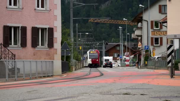 Montbovon, Suiza - SEP 6, 2017: el tren pasa a la derecha a través de la calle de una pequeña ciudad Montbovon en el distrito Gruyer, Cantón de Friborg, Suiza . — Vídeo de stock