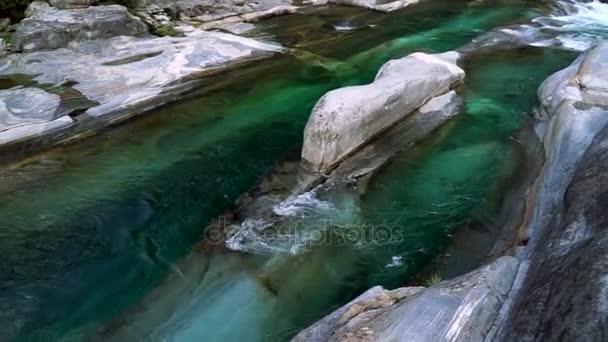 Dalen av floden Verzasca med klart vatten. Lavertezzo, Schweiz. — Stockvideo
