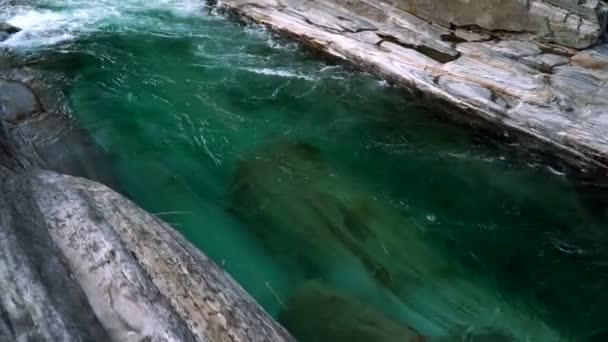 De vallei van de rivier Verzasca met helder water. Lavertezzo, Zwitserland. — Stockvideo
