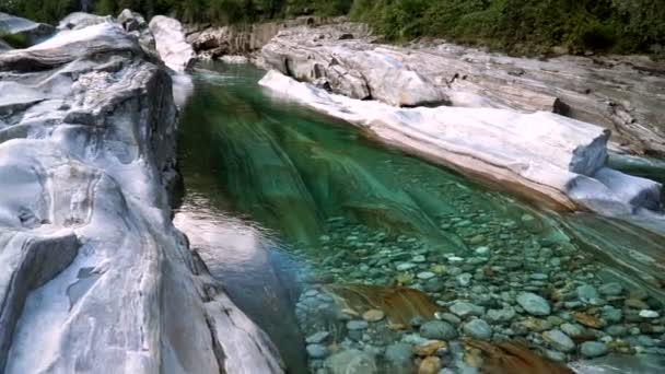 O vale do rio Verzasca com água limpa. Lavertezzo, Suíça . — Vídeo de Stock