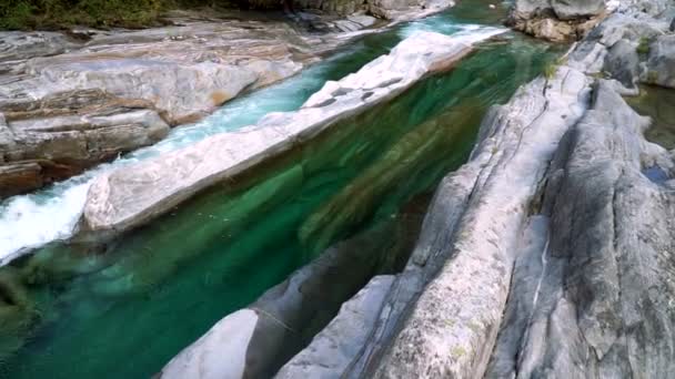 Dalen av floden Verzasca med klart vatten. Lavertezzo, Schweiz. — Stockvideo