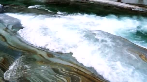 Dalen av floden Verzasca med klart vatten. Lavertezzo, Schweiz. — Stockvideo