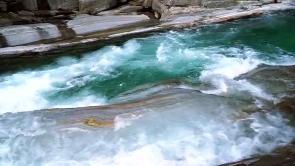 Dalen av floden Verzasca med klart vatten. Lavertezzo, Schweiz. — Stockvideo