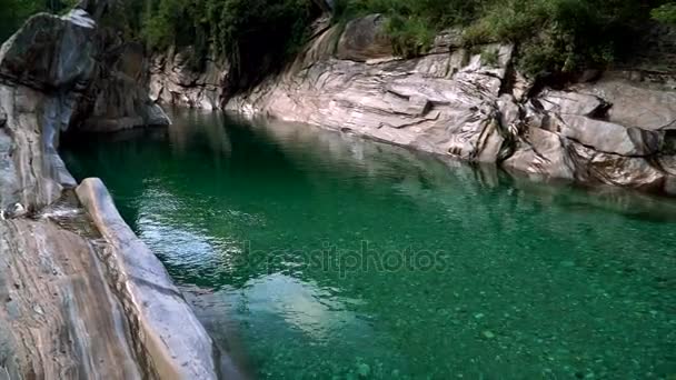 De vallei van de rivier Verzasca met helder water. Lavertezzo, Zwitserland. — Stockvideo