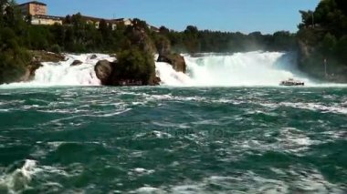 İsviçre - en büyük Rhine Falls (Rheinfall) görünümünü Avrupa'da.