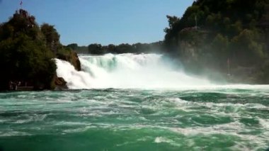 İsviçre - en büyük Rhine Falls (Rheinfall) görünümünü Avrupa'da.