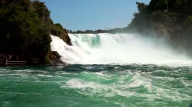 İsviçre - en büyük Rhine Falls (Rheinfall) görünümünü Avrupa'da.