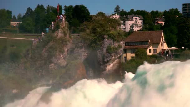 Kilátás nyílik a Rajna vízesés (Rheinfall) Svájcban - az egyik legnagyobb Európában. — Stock videók