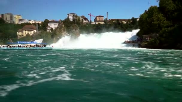 Vista de las cataratas del Rin (Rheinfall) en Suiza, una de las más grandes de Europa . — Vídeo de stock