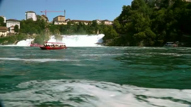 Vista de las cataratas del Rin (Rheinfall) en Suiza, una de las más grandes de Europa . — Vídeo de stock