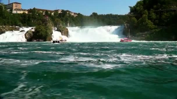 Θέα στους καταρράκτες του Ρήνου (Rheinfall) στην Ελβετία - ένα από τα μεγαλύτερα στην Ευρώπη. — Αρχείο Βίντεο