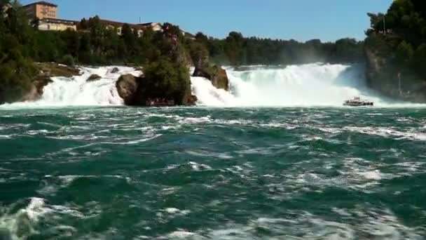 Widok wodospadu Rheinfall (Rheinfall) w Szwajcarii - jeden z największych w Europie. — Wideo stockowe