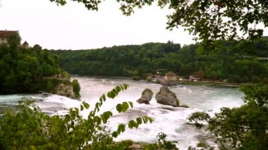 İsviçre - en büyük Rhine Falls (Rheinfall) görünümünü Avrupa'da.