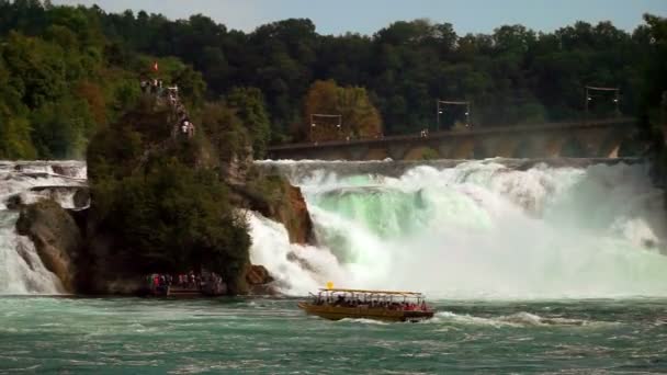 Вид на Рейнский водопад в Швейцарии - один из крупнейших в Европе . — стоковое видео