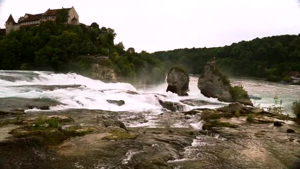 Weergave van de Rheinfall (Rheinfall) in Zwitserland - een van de grootste in Europa. — Stockvideo