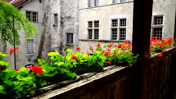 Gruyeres, Suíça - SEP 5, 2017: A passagem na área de terraço interno do castelo Gruyeres . — Vídeo de Stock