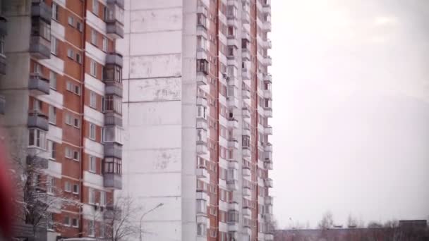 Carros cobertos de neve em uma área residencial de Moscou . — Vídeo de Stock