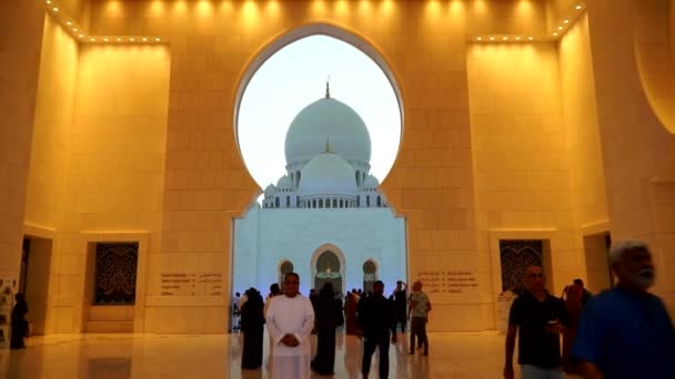 阿布扎比 阿联酋 2018年4月 酋长扎耶德大清真寺在晚上 穿过中央入口处的院子里的平滑运动 — 图库视频影像