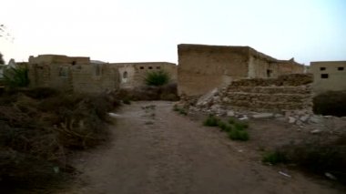 Al Jazirah Alhamra Old Town - BAE en küçük emirlik içinde terk edilmiş köy - Ras Al Khaimah. Steadycam atış.