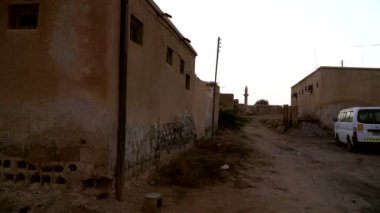Al Jazirah Alhamra Old Town - BAE en küçük emirlik içinde terk edilmiş köy - Ras Al Khaimah. Steadycam atış.