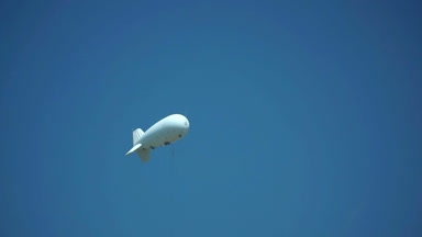 Aerostat gökyüzünde çevre gözlemler ve meteorolojik gözlemler yapar. Birleşik Arap Emirlikleri