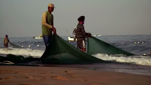 Рыбаки Объединенных Арабских Эмиратов Вытягивают Сеть Берег Эль Ака Бич — стоковое видео