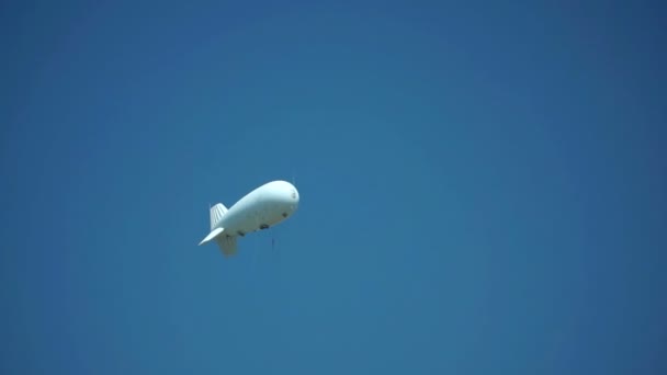 Aerostat dans le ciel observe l'environnement et fait des observations météorologiques. UAE 
