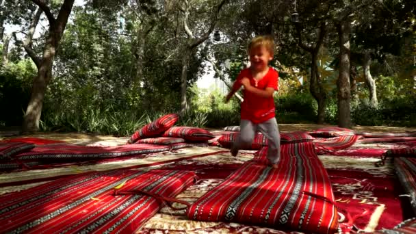 Divertido Niño Corre Regocija Parque Alfombras Colchones Emiratos Árabes Unidos — Vídeo de stock