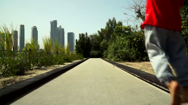 Забавный Мальчик Бегает Прыгает Батуте Парке Uae Sharjah Noor Island — стоковое видео