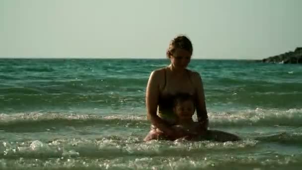 Eine Junge Mutter Und Ihr Kleiner Sohn Schwimmen Meer — Stockvideo