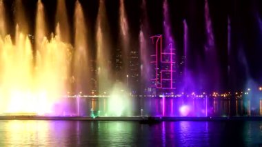 Akşam müzik şarkı çeşmeler göster. Sharjah, Birleşik Arap Emirlikleri.