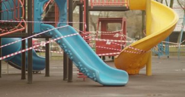 Koronavirüs, covid-19 virüsü karantinası sırasında boş çocuk parkları koruyucu bant ile kaplıydı..