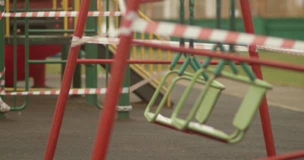 Tomma lekplatser täckta med en skyddande tejp under karantänen av coronavirus, covid-19-virus. — Stockvideo