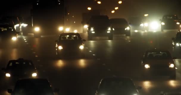 Büyük Şehir 'de gece trafiği sıkışık. Moskova çevre yolunda yoğun trafik var.. — Stok video