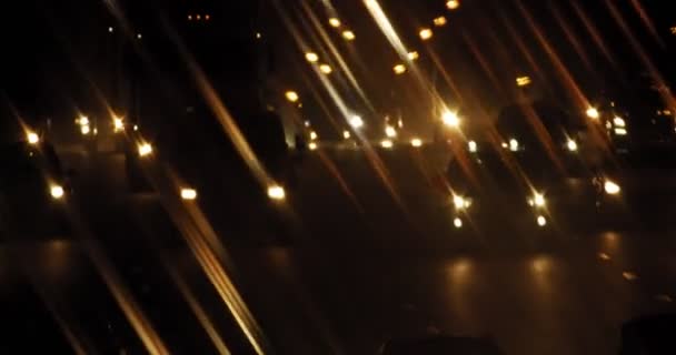 Büyük Şehir 'de gece trafiği sıkışık. Moskova çevre yolunda yoğun trafik var. Optik prizması olan güzel bulanık ışıklar.. — Stok video