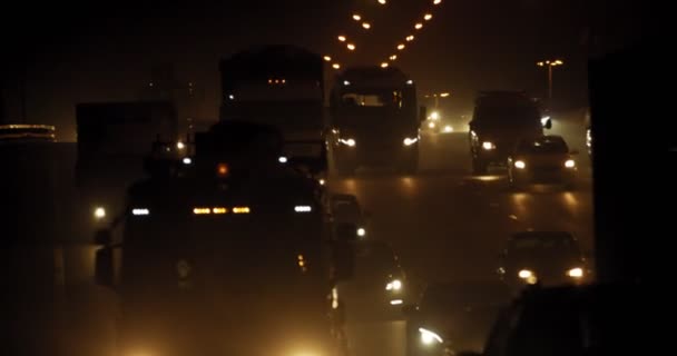 Νυχτερινή κυκλοφοριακή συμφόρηση στη μεγάλη πόλη. Πυκνή κυκλοφορία στην περιφερειακή οδό Μόσχας. — Αρχείο Βίντεο