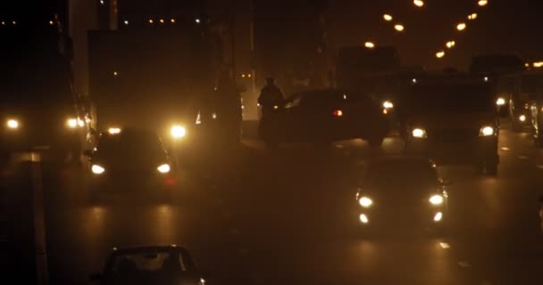 Olycka på motorvägen med ett stort flöde av bilar. Trafikpoliser kommer till platsen. — Stockvideo
