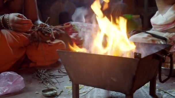 Brahmanes récitent mantras par le feu dans la ville sainte de Gokarna. — Video